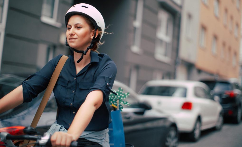 junge Frau auf Fahrrad